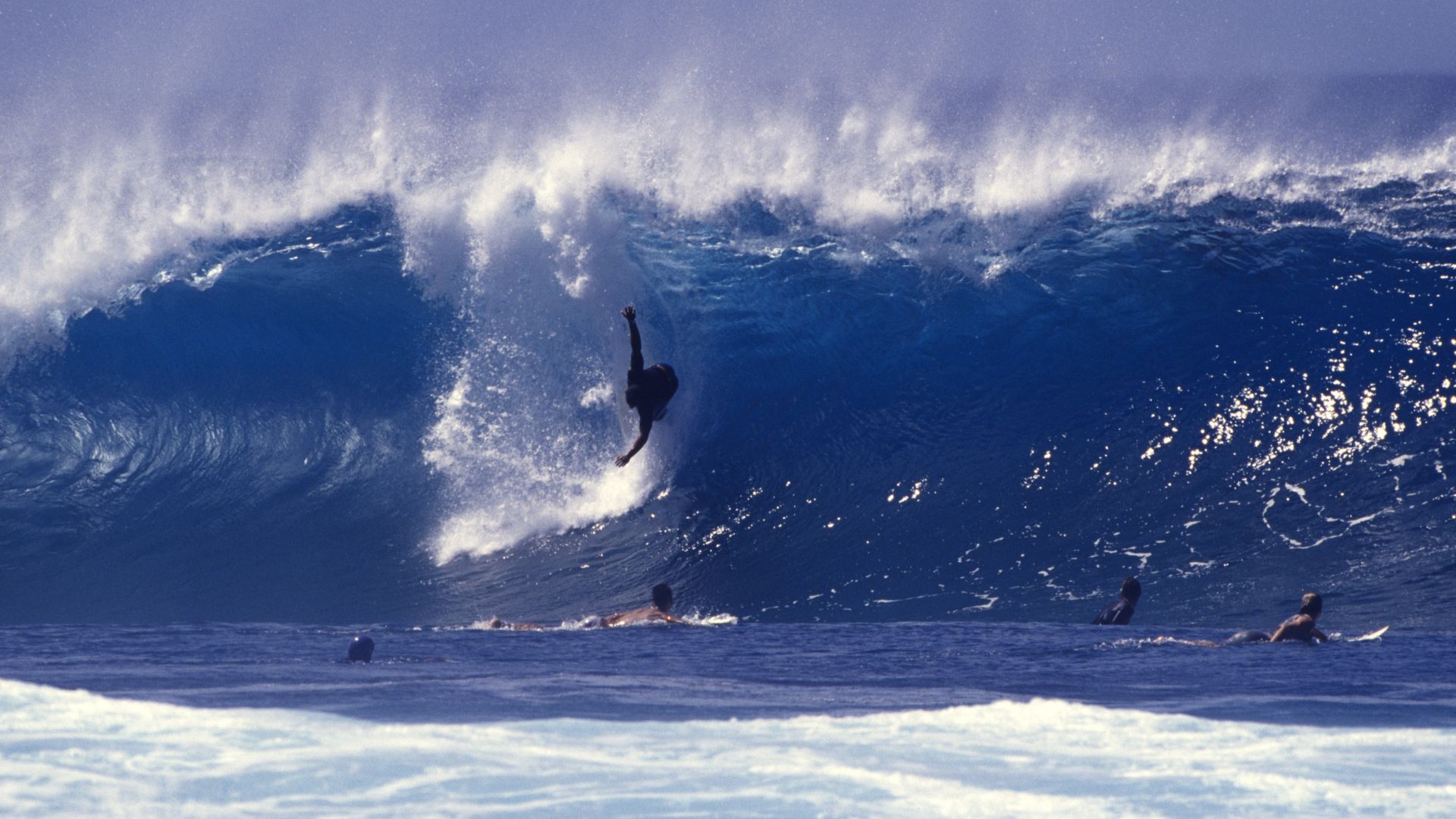 Wipeout dans une grosse vague en surf