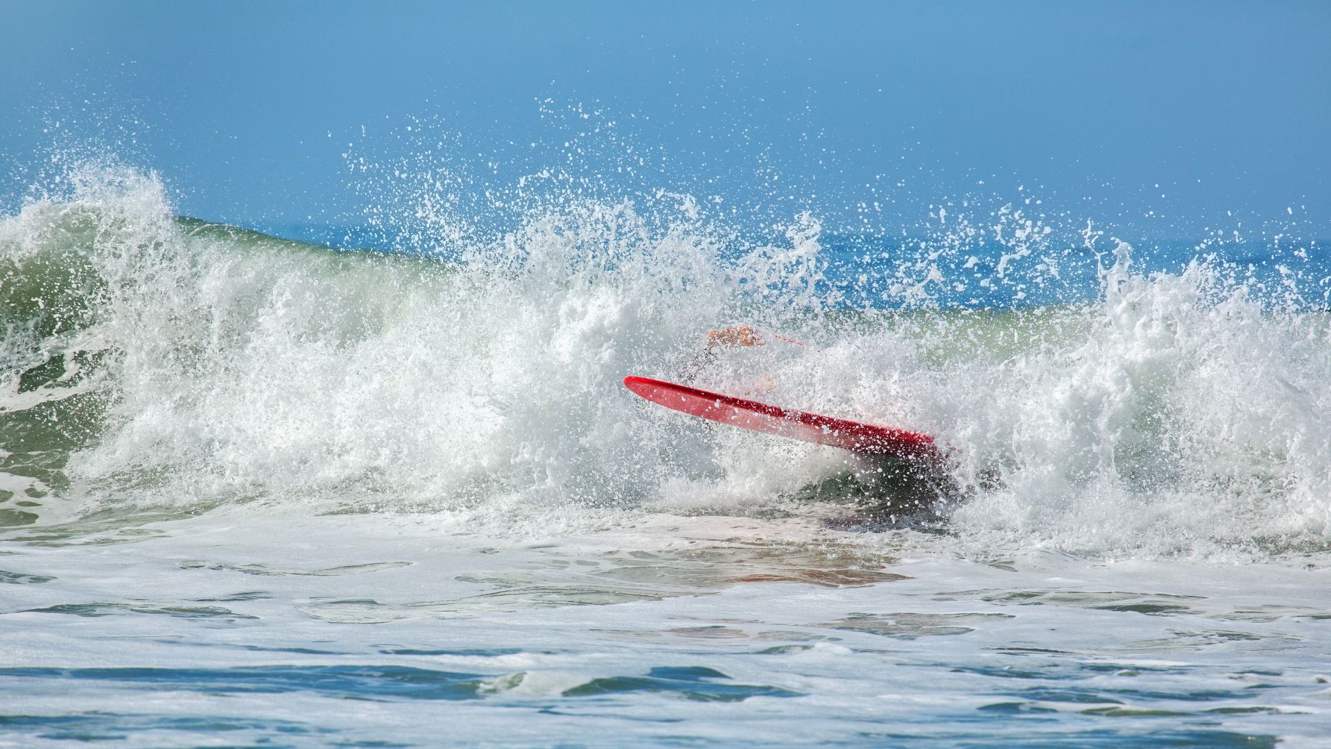 Tomber dans la vague en surf, le wipeout