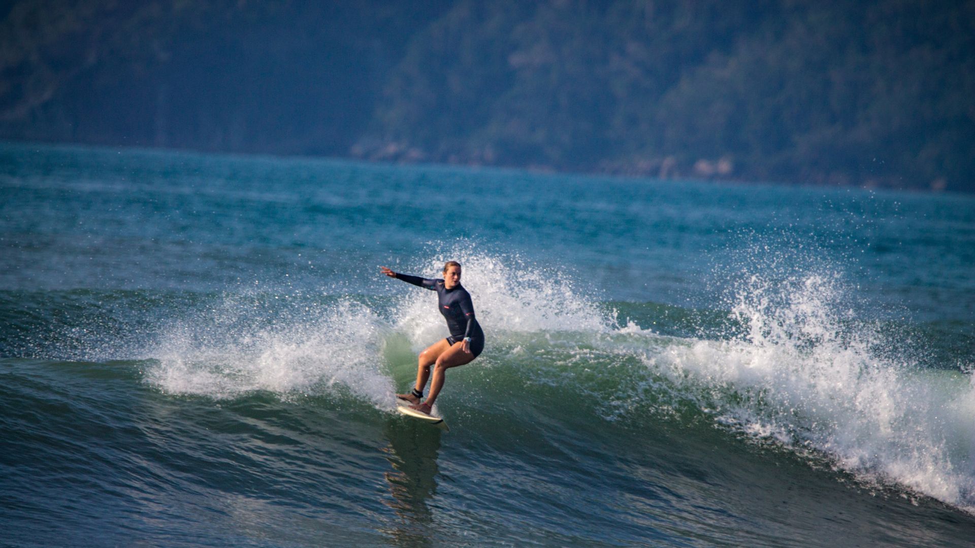 Viktoria Schenk surfe au Brésil