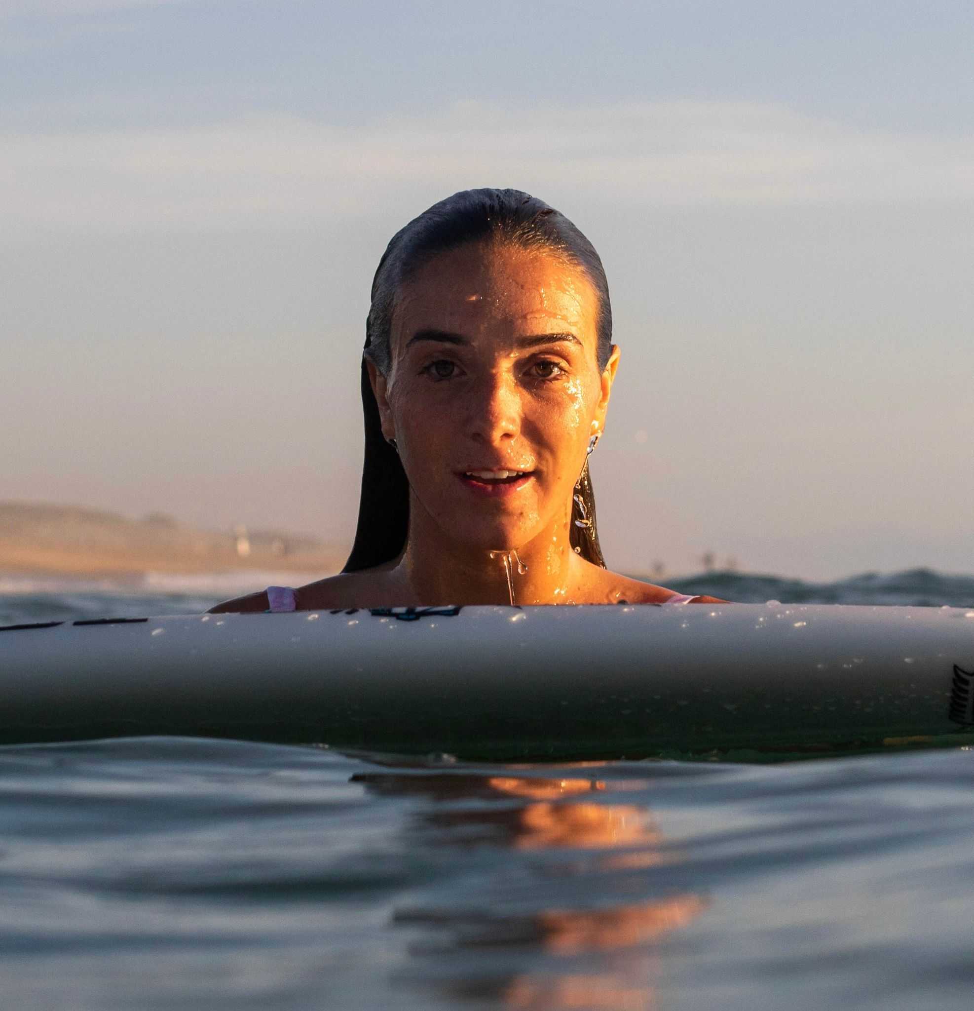 Hermine Bonvallet, surfeuse de gros à Hossegor