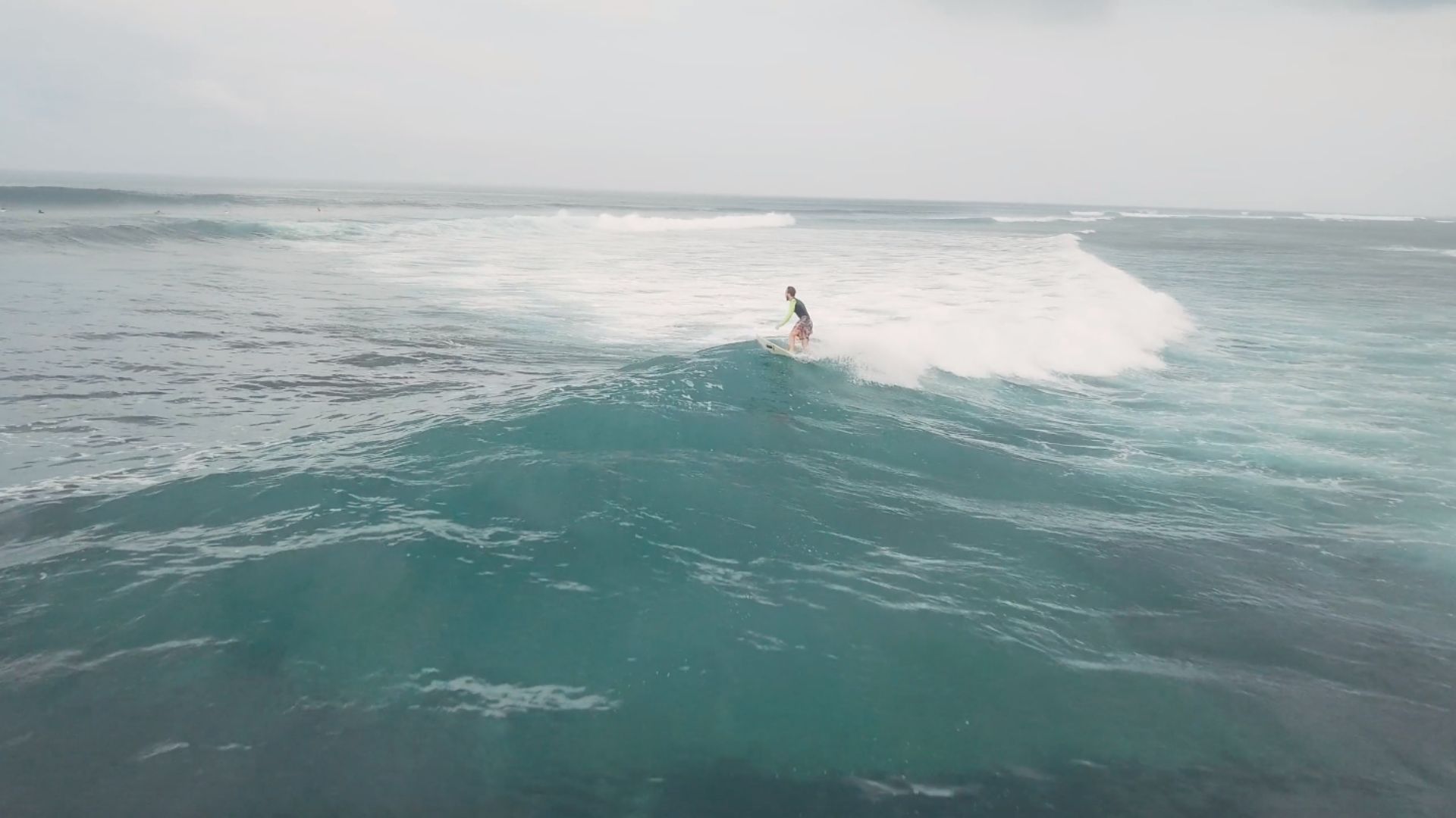 Sortir proprement d'une vague en surf: le kick out
