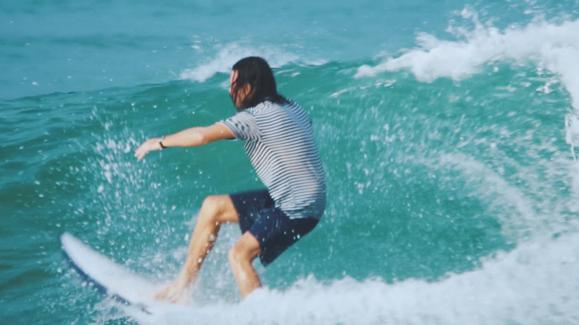 Surfer backside, dos à la vague