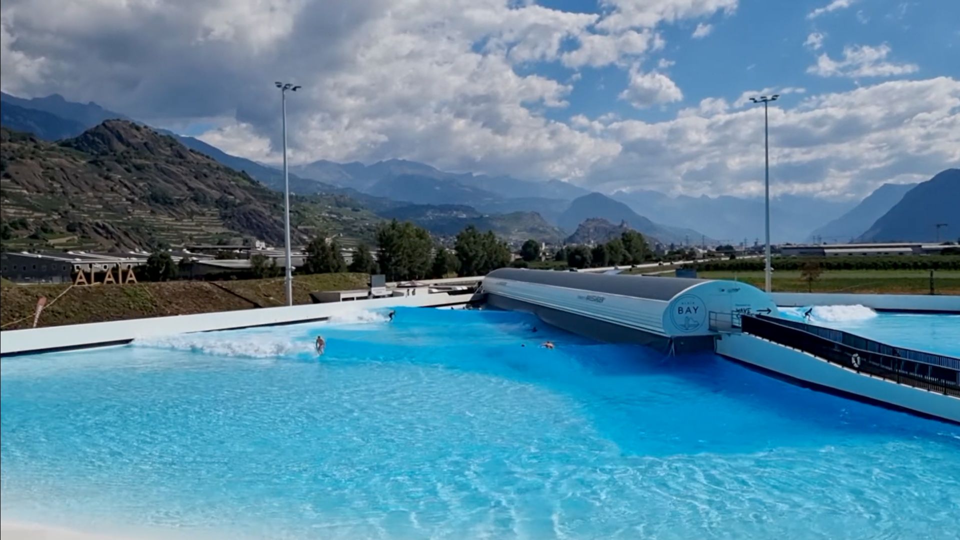 La piscine à vagues artificielles Alaia Bay en Suisse
