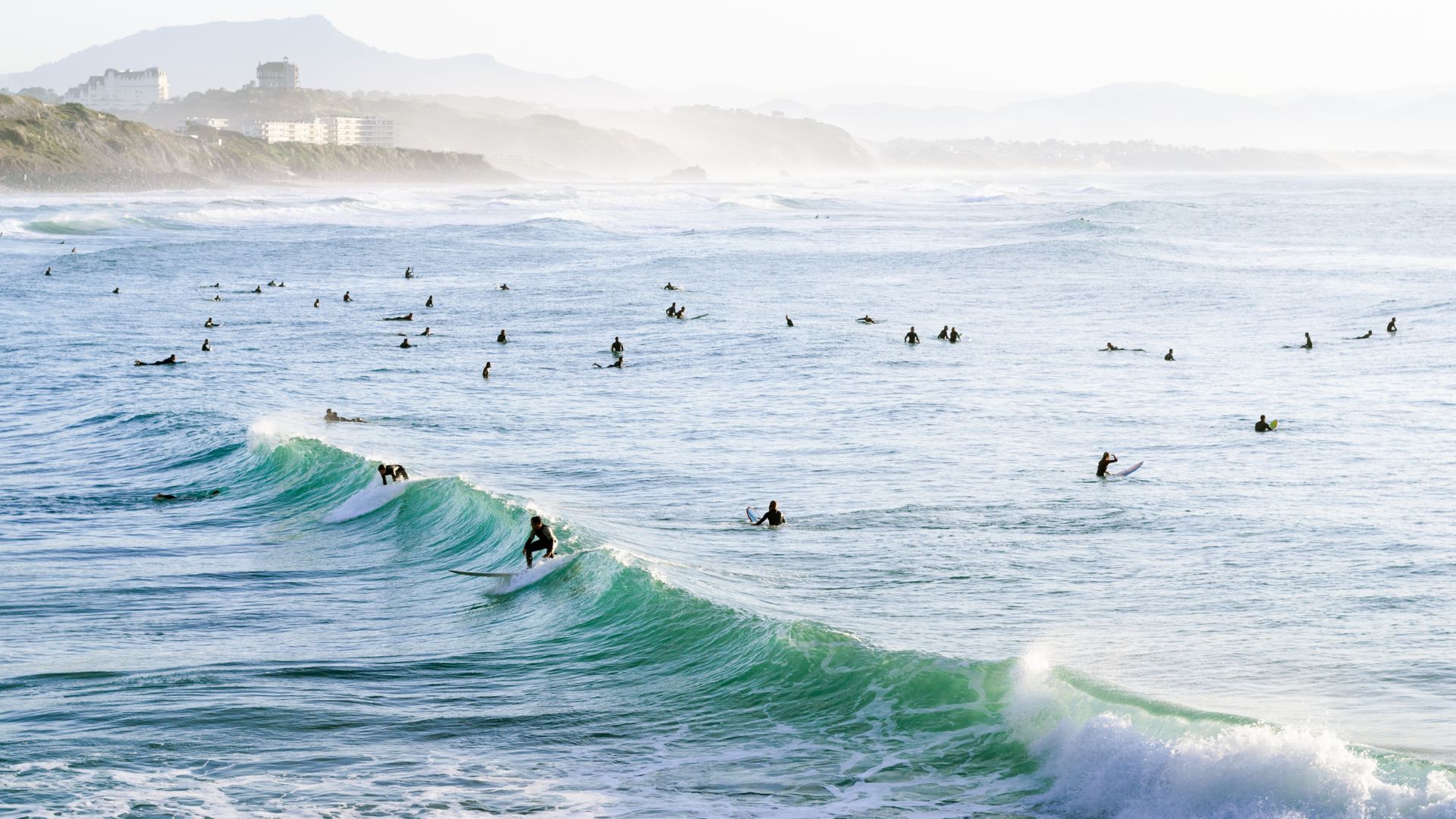 Le monde à l'eau sur les spots de surf